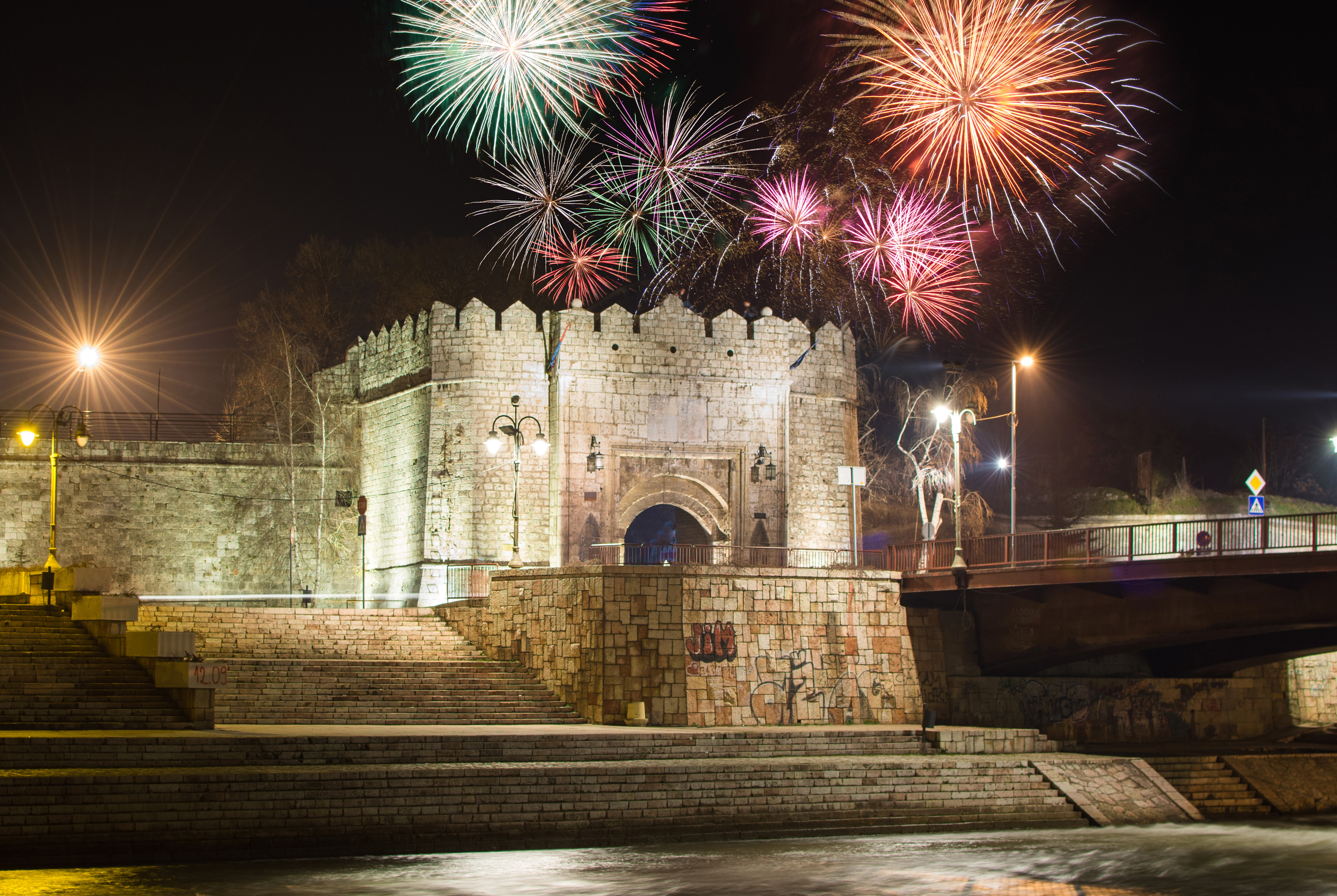 Festung Niš bei Nacht